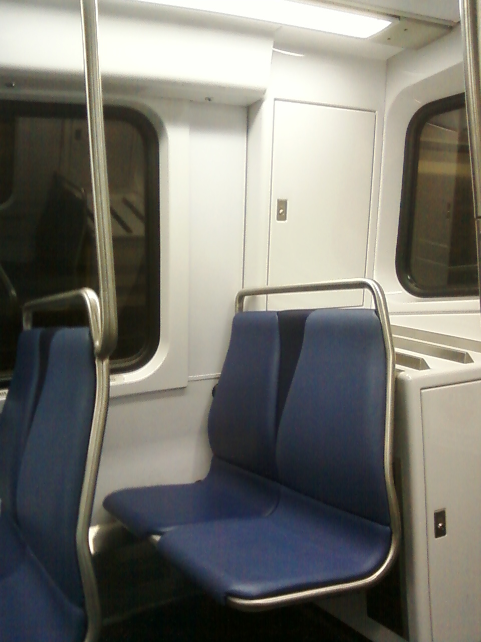 WMATA/DC Metro
7000-series cars end seats, where the 'private section' on an older model
car would be. These are, in fact, just two seats at the end of the car,
offering no privacy or separation from the rest of the car, a bonus
offered on older series cars as a result of how the motorman's cab was
designed. For further details, please visit www.wirelessnotes.org.